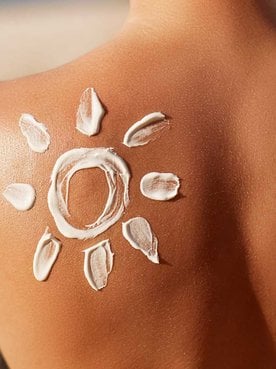 Modelo Com Um Sol Feito De Protetor Solar
