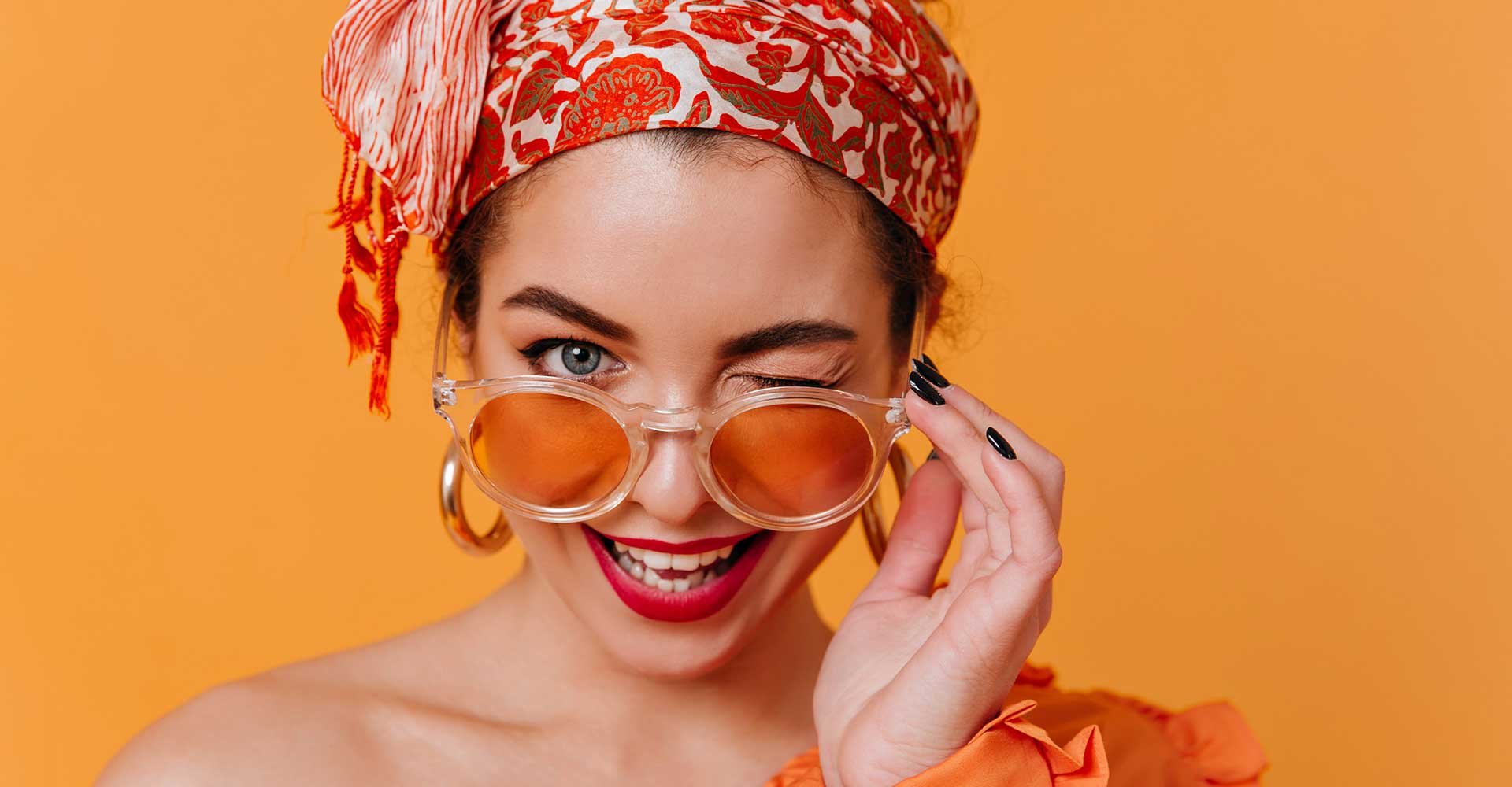 Modelo Com Uma Um Lenco No Cabelo