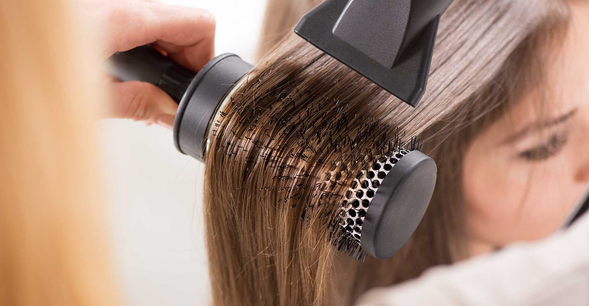 Profissional Fazendo Escova Em Cabelo De Modelo