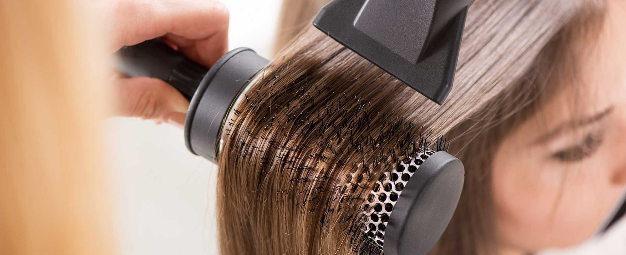 Profissional Fazendo Escova Em Cabelo De Modelo