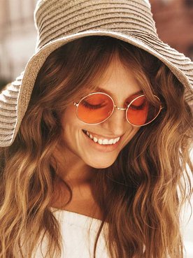 Modelo Sorrindo Com Chapeu