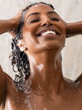 Mulher Negra Tomando Banho E Lavando O Cabelo