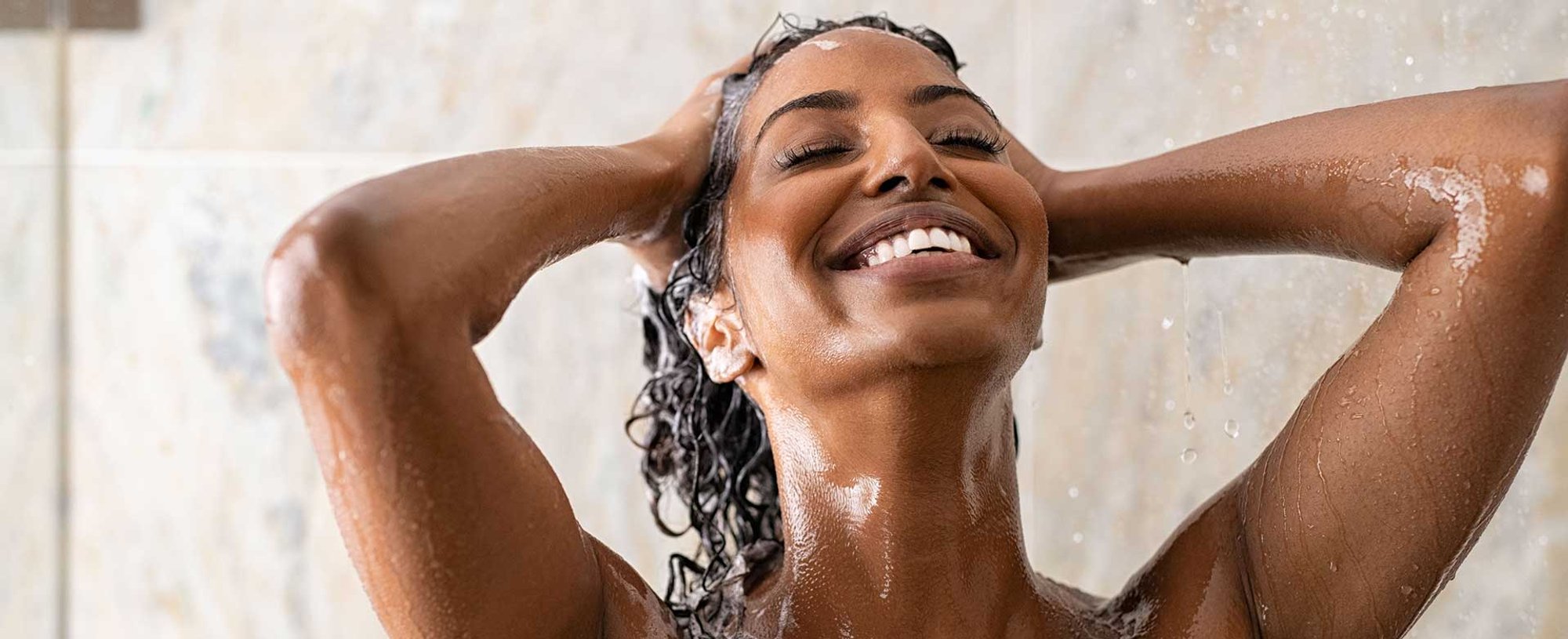 Mulher Negra Tomando Banho E Lavando O Cabelo
