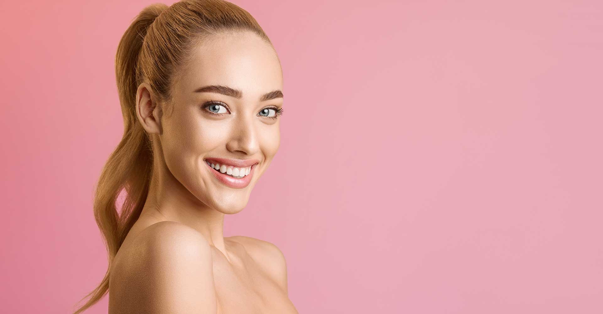 Modelo com cabelo rabo de cavalo com cabelo loiro