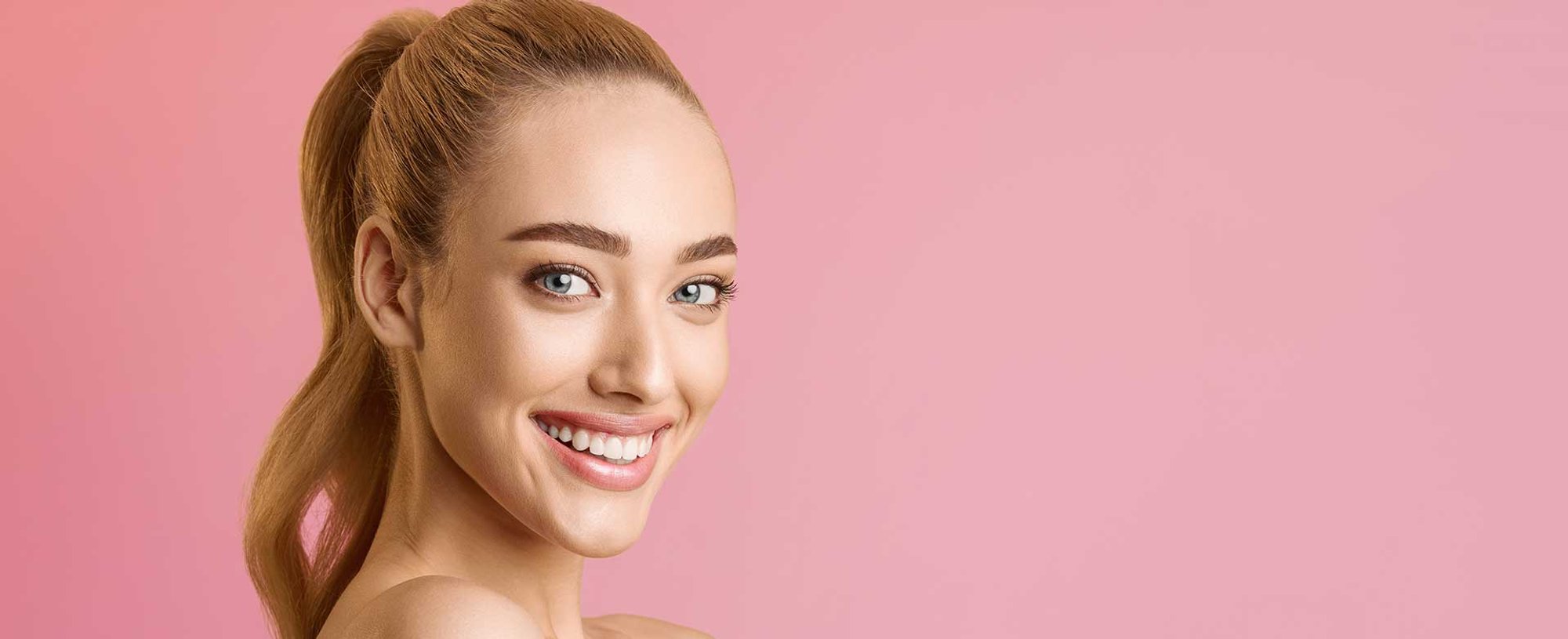 Modelo com cabelo rabo de cavalo com cabelo loiro