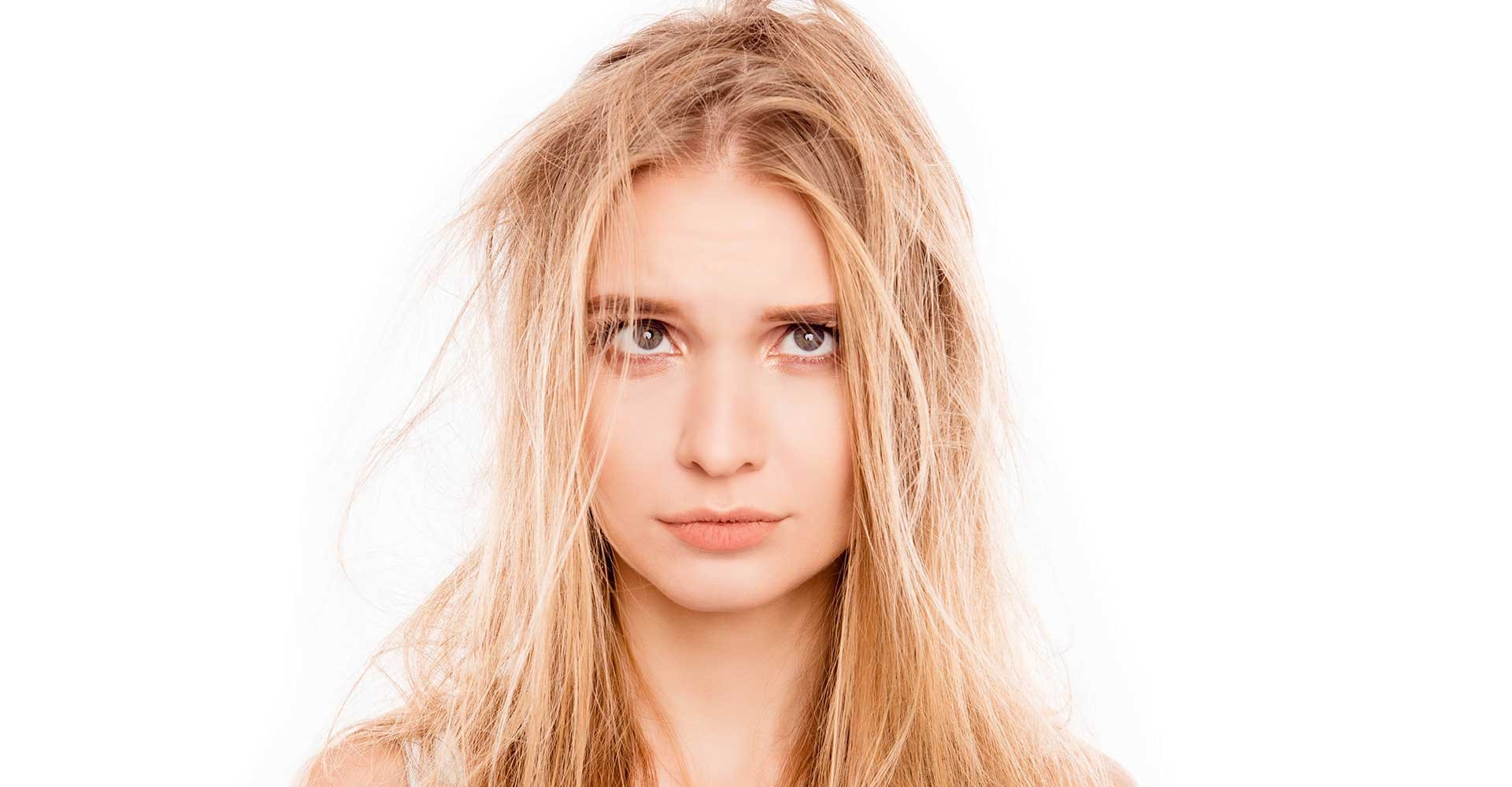 Modelo Com Cabelo Loiro Baguncado