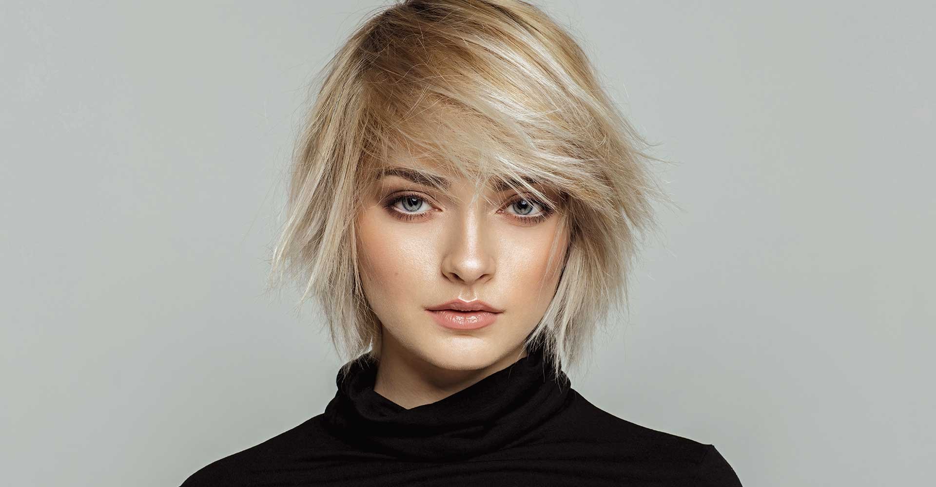 Modelo Com Cabelo Curto E Loiro