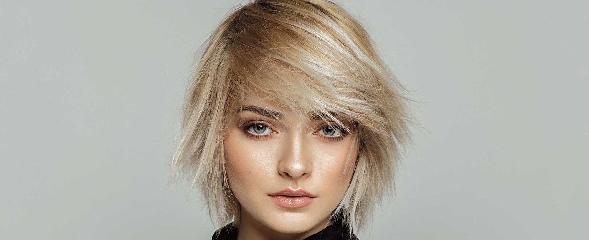 Modelo Com Cabelo Curto E Loiro