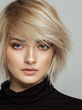 Modelo Com Cabelo Curto E Loiro