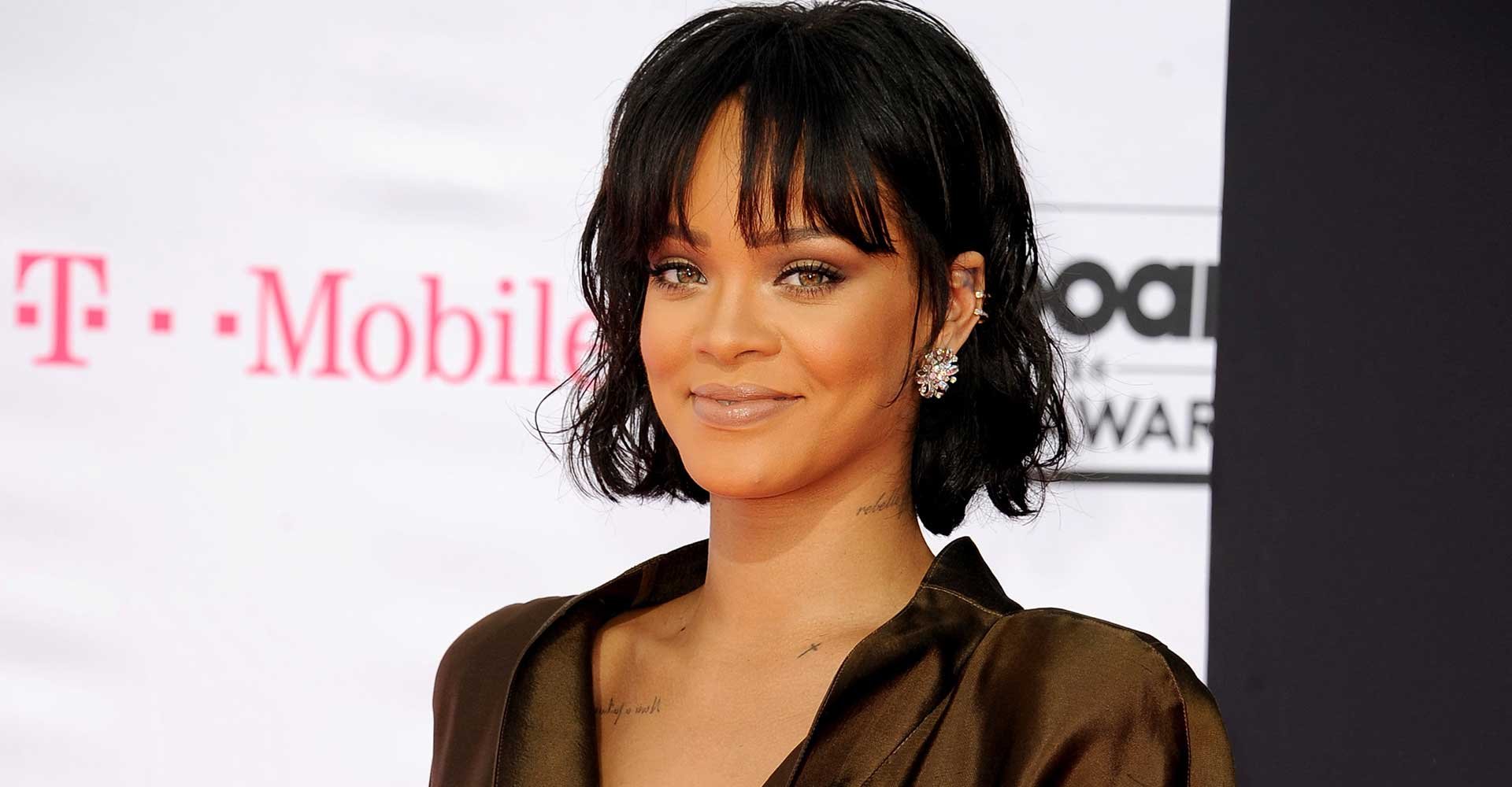 Rihanna Com Cabelo Curto E Preto