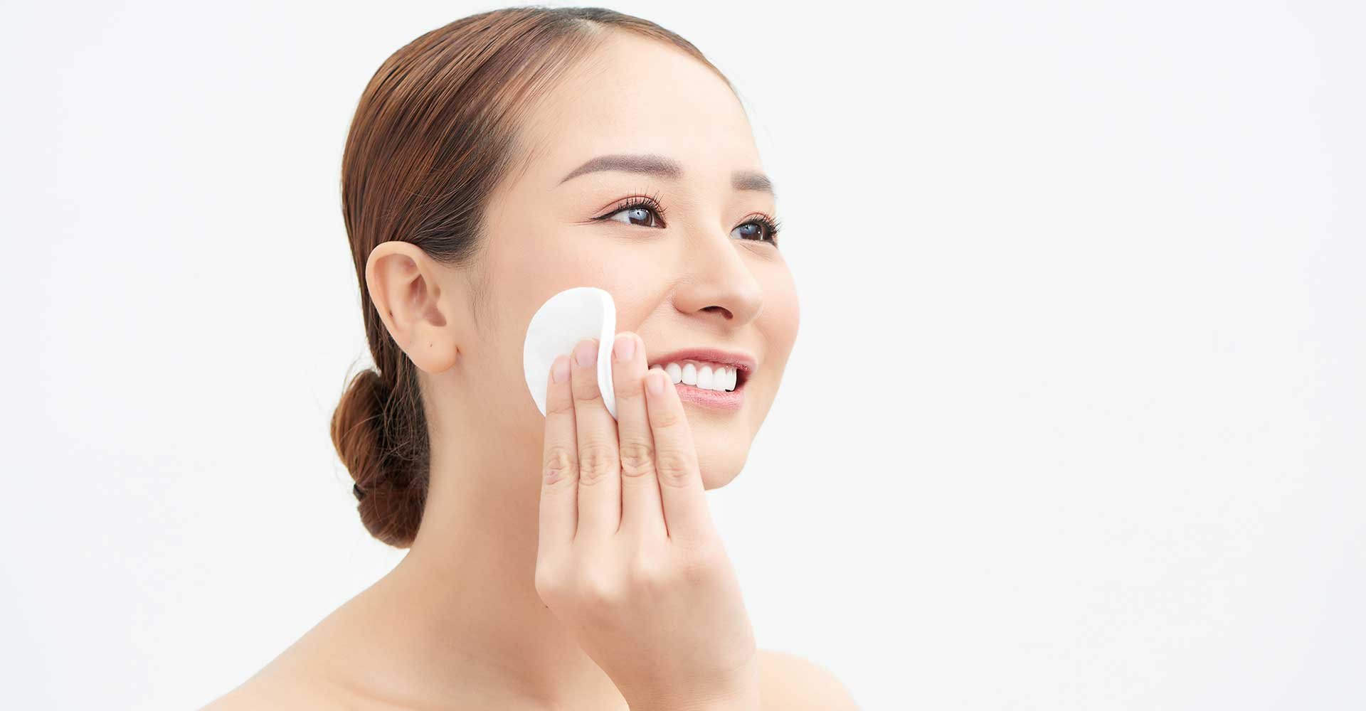 Modelo Passando Produto Em Seu Rosto