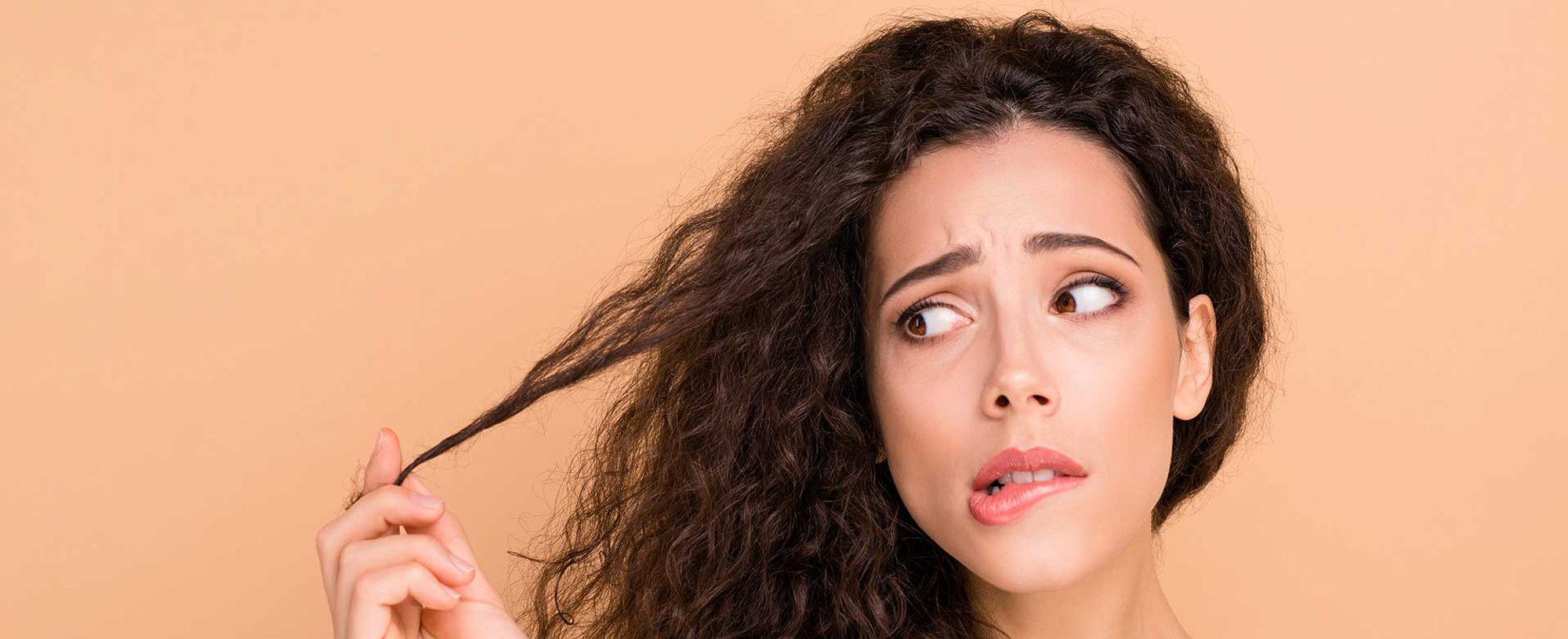 Modelo Com Cabelo Ondulado Observando