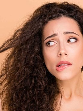 Modelo Com Cabelo Ondulado Observando