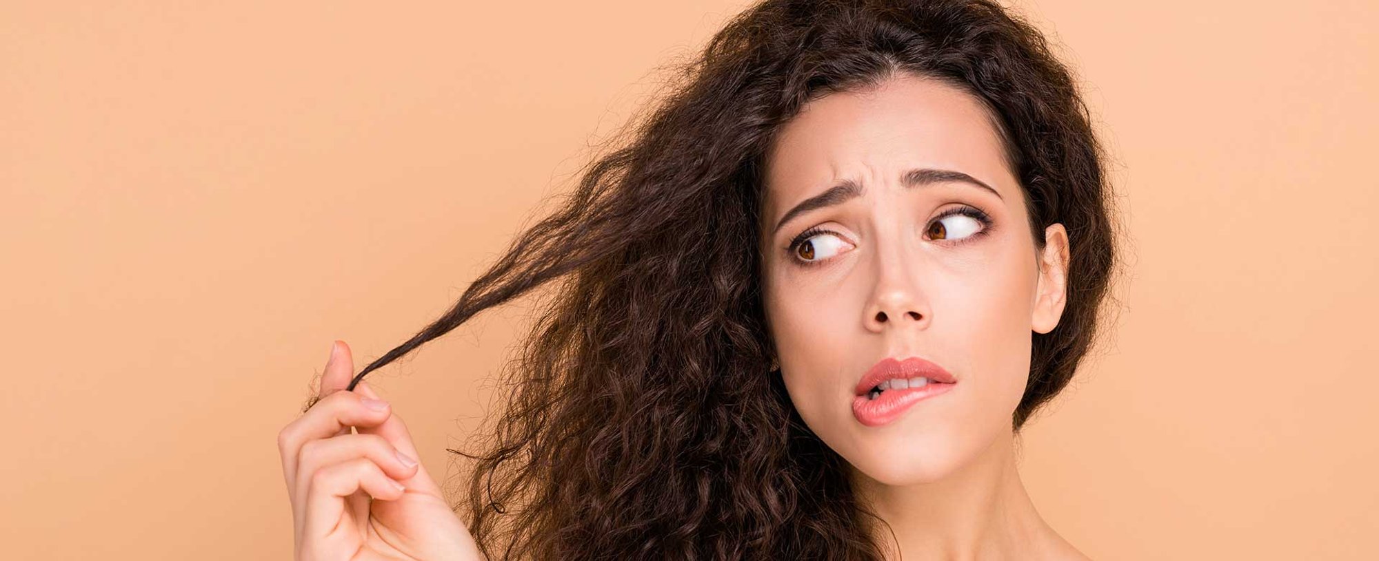 Modelo com cabelo ondulado observando
