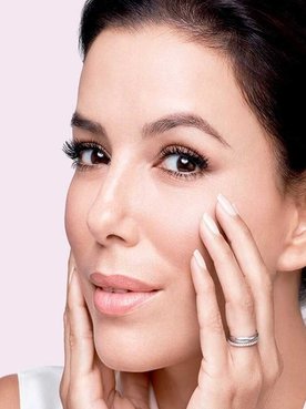 Modelo branca com as mãos no rosto