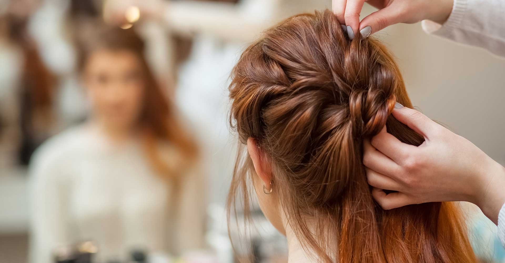 Profissional Fazendo Penteado No Cabelo De Uma Mulher
