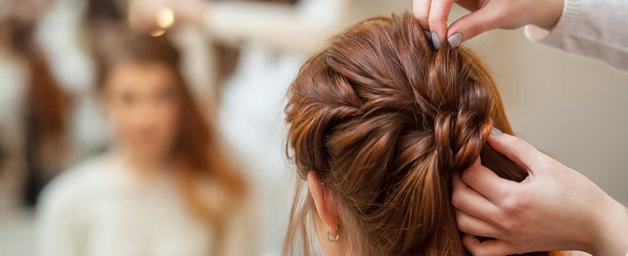 Profissional Fazendo Penteado No Cabelo De Uma Mulher