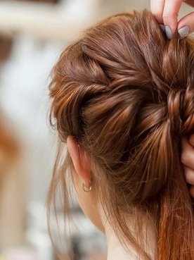 Profissional Fazendo Penteado No Cabelo De Uma Mulher