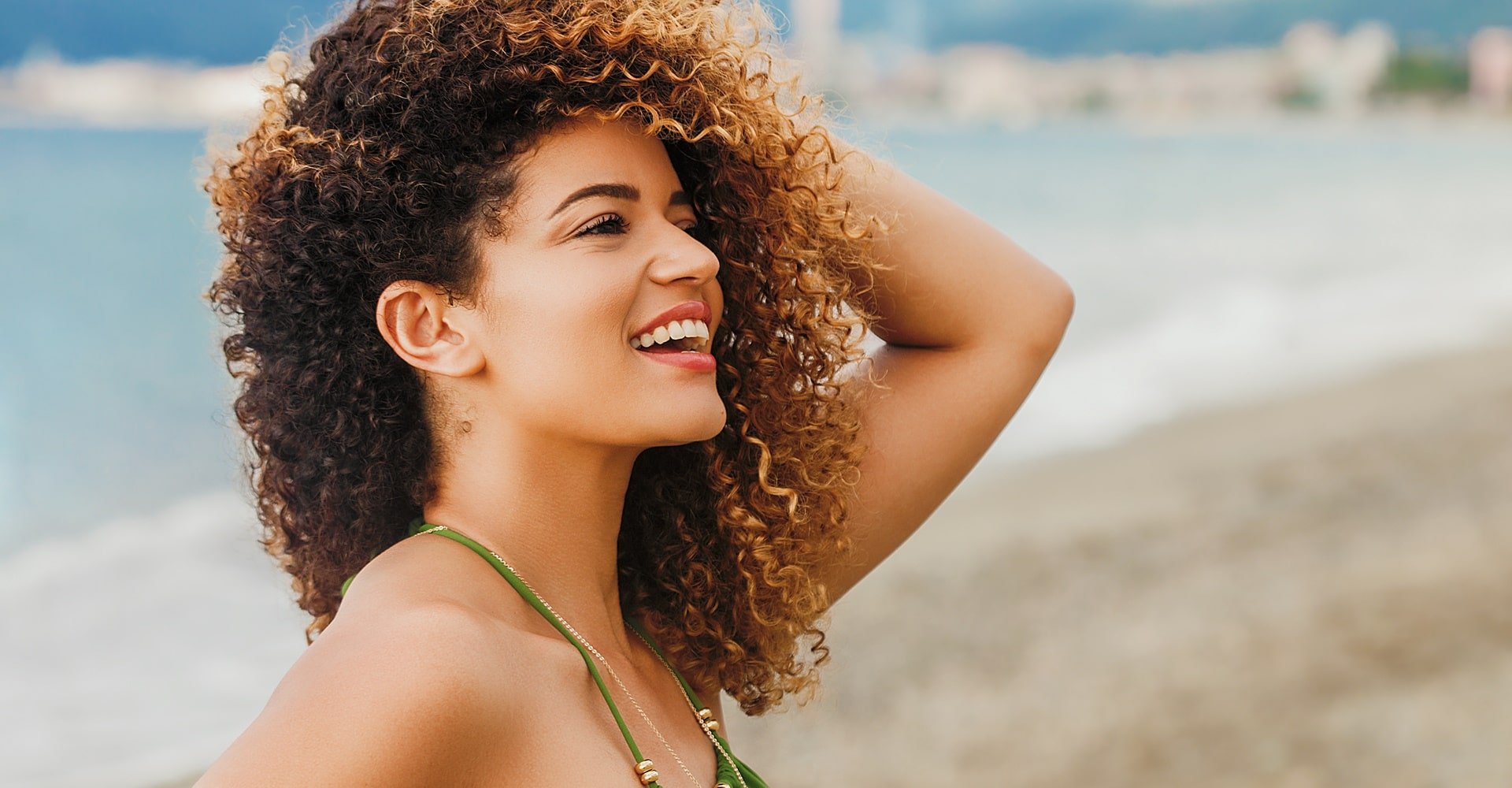 Cabelo cacheado com luzes: saiba como adotar esse visual