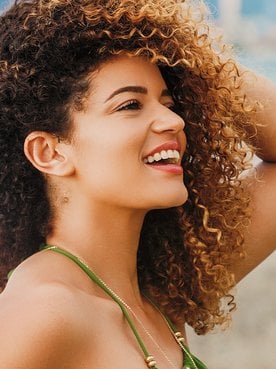 Cabelo cacheado com luzes: saiba como adotar esse visual