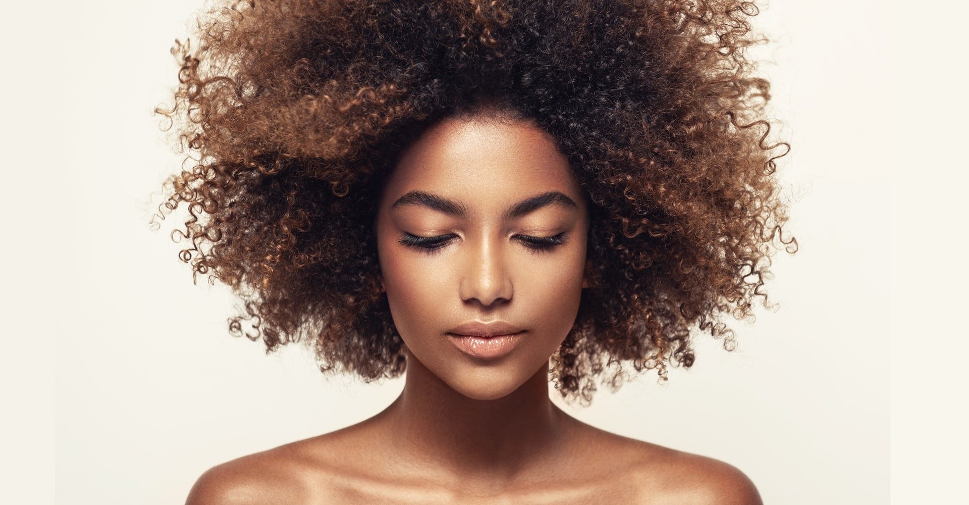 Cabelo cacheado iluminado: como pintar os fios e como cuidar