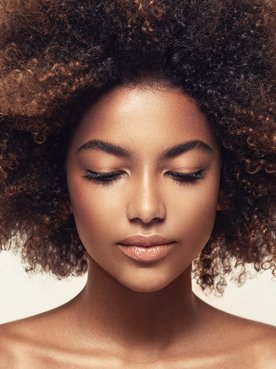 Cabelo cacheado iluminado: como pintar os fios e como cuidar