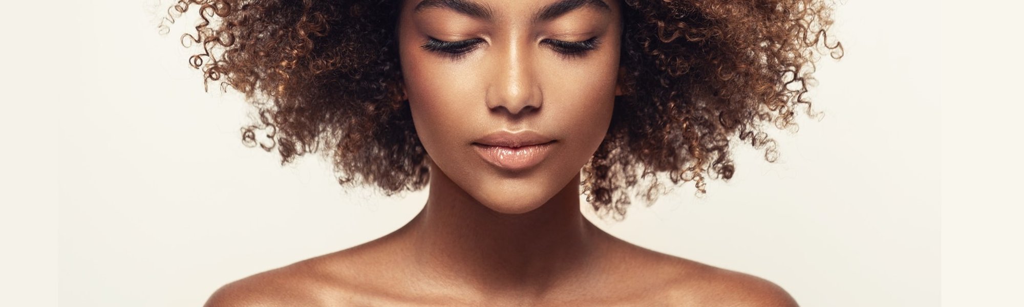 Cabelo cacheado iluminado: como pintar os fios e como cuidar