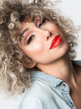 Cabelo cacheado platinado: como pintar os fios e como cuidar
