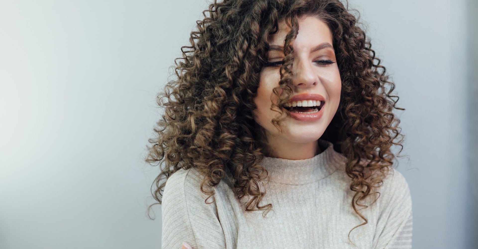 Cabelo cacheado iluminado: como pintar os fios e como cuidar