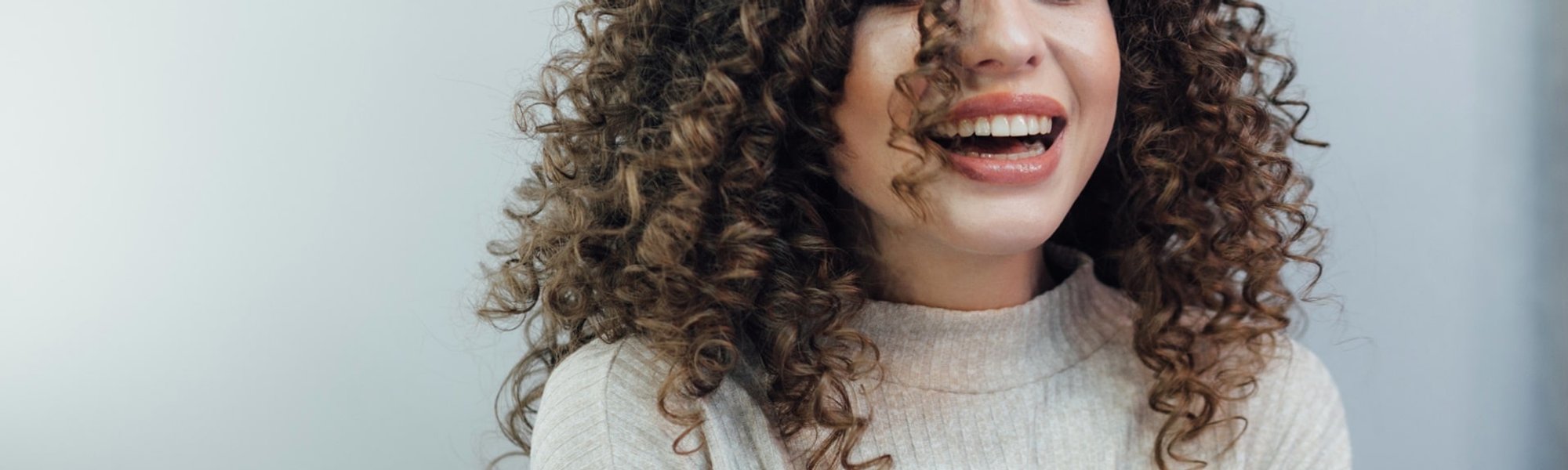 Cabelo cacheado iluminado: como pintar os fios e como cuidar