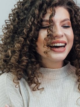 Cabelo cacheado iluminado: como pintar os fios e como cuidar