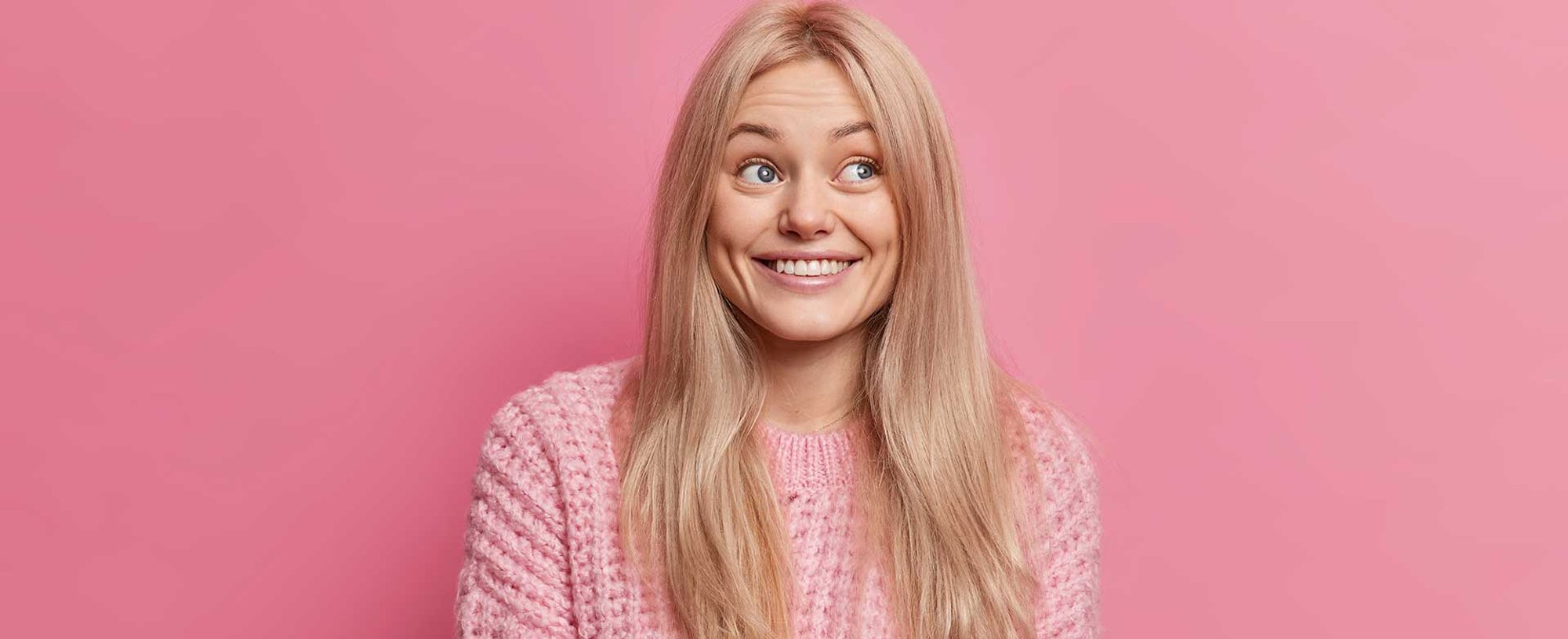 Modelo Loira Com Cabelos Lisos