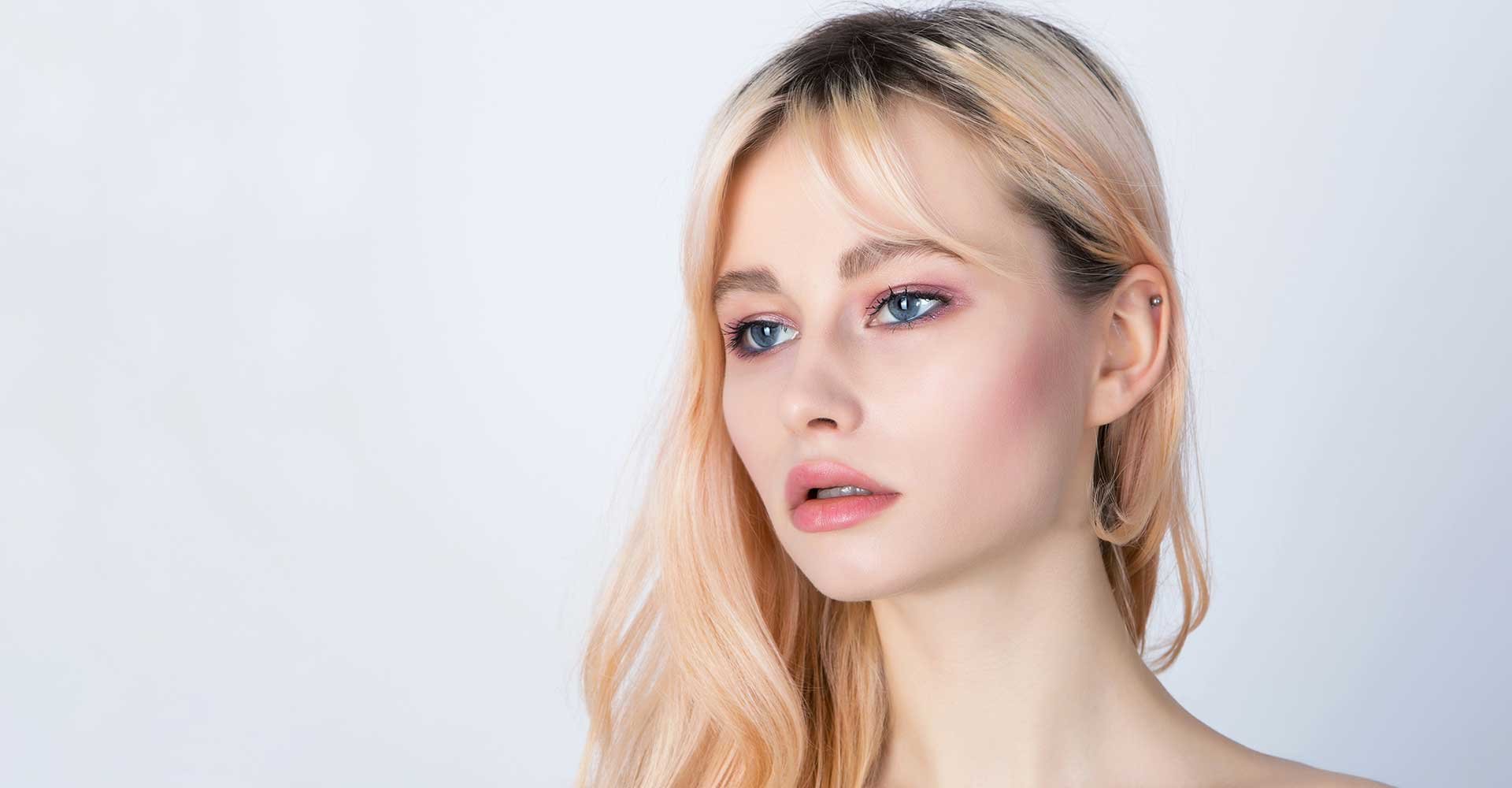 Modelo Loira Com Cabelos De Um Lado Do Ombro Apenas