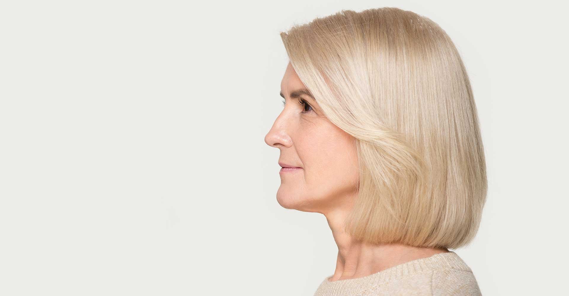 Modelo Idosa De Lado Com Cabelo Curto