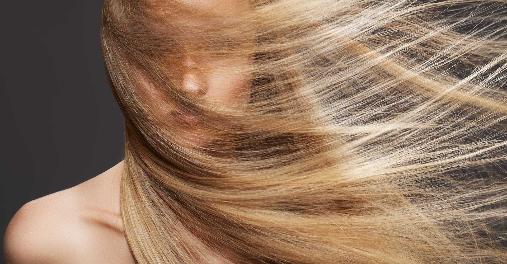 Modelo Com Longos Cabelos Loiros Ao Vento Cobrindo Todo Rosto