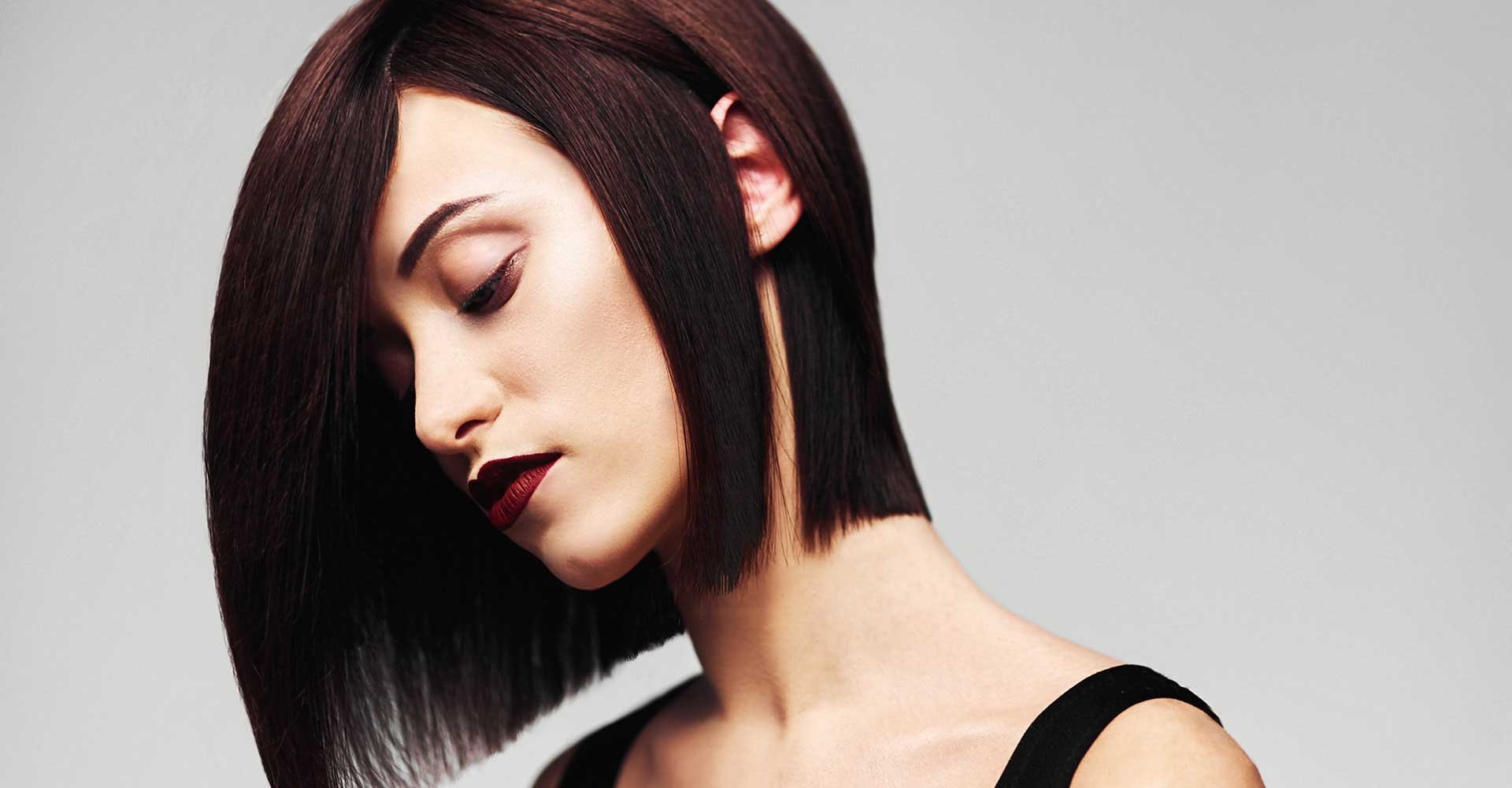 Modelo com cabelo vinho escuro curto