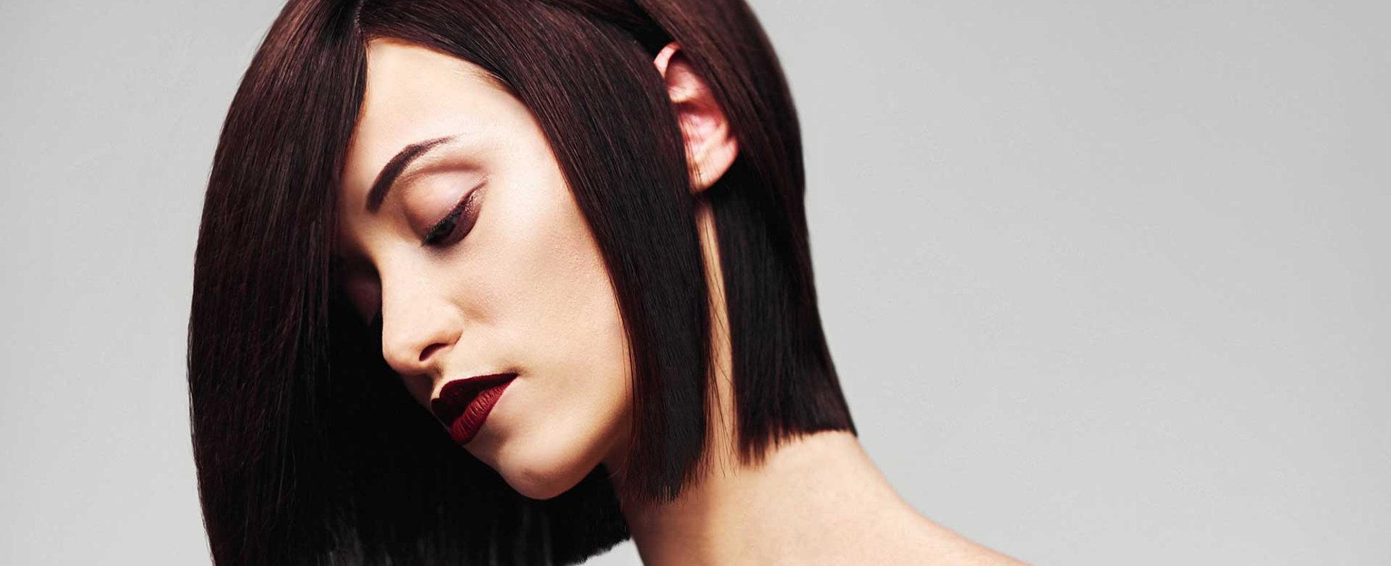 Modelo com cabelo vinho escuro curto