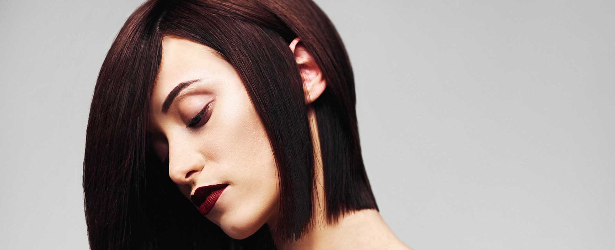 Modelo Com Cabelo Vinho Escuro Curto