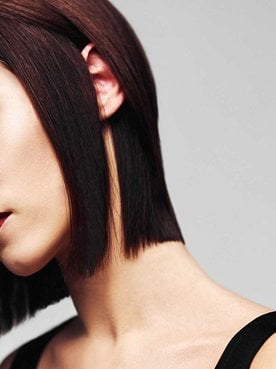 Modelo Com Cabelo Vinho Escuro Curto