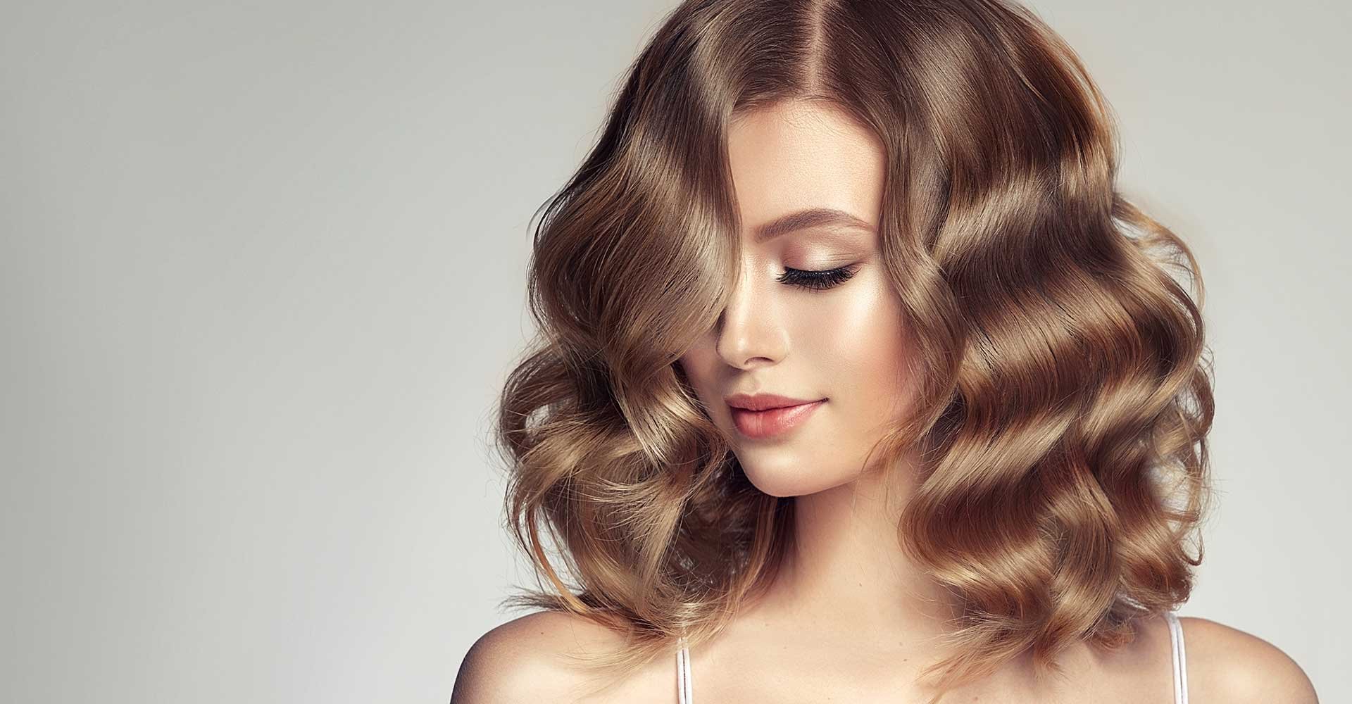 Modelo Com Cabelo Curto E Levemente Ondulado