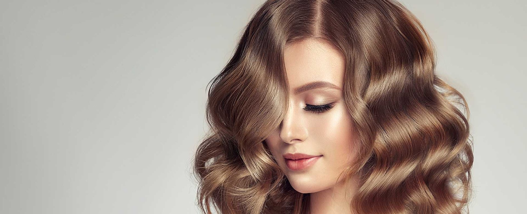 Modelo Com Cabelo Curto E Levemente Ondulado