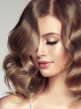 Modelo Com Cabelo Curto E Levemente Ondulado