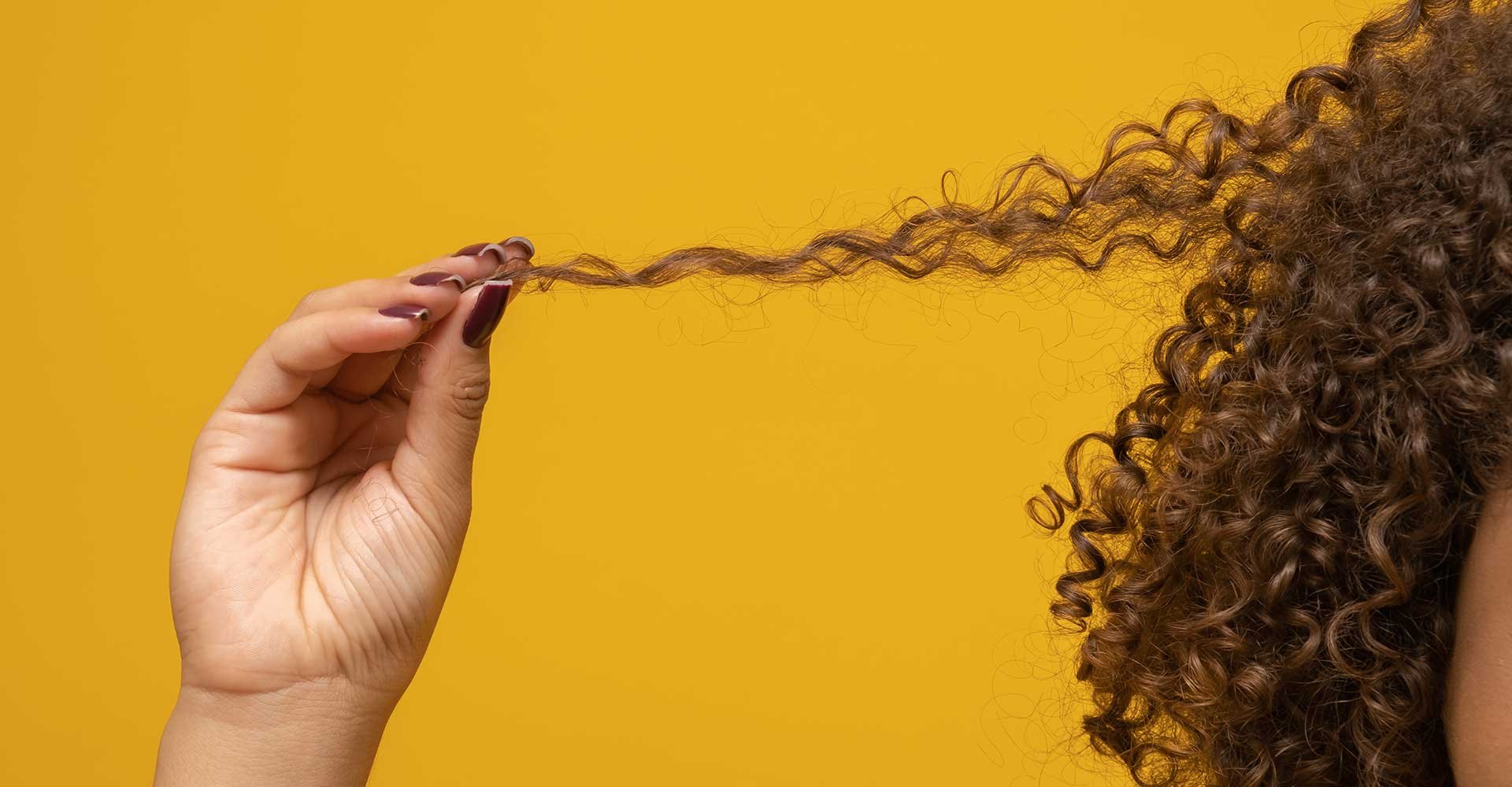 Mulher Mexendo Em Seus Cabelos Cacheados