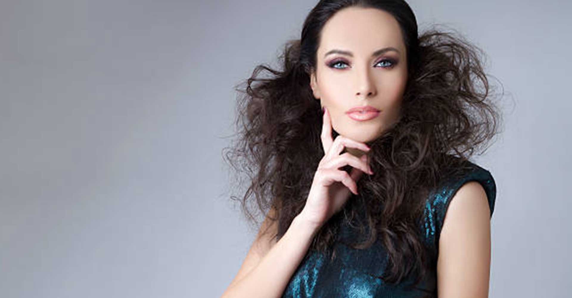 Modelo Com Cabelo Preso E Preto