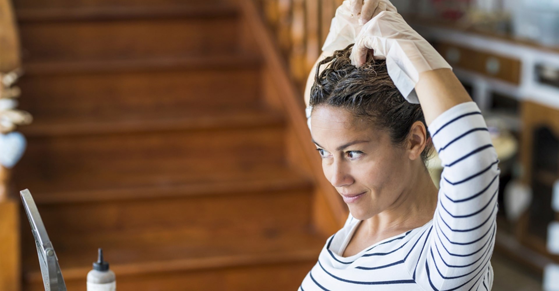 Entenda como preparar a tinta para pintar o cabelo