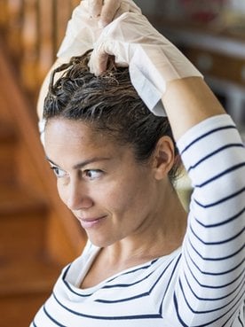 Entenda como preparar a tinta para pintar o cabelo