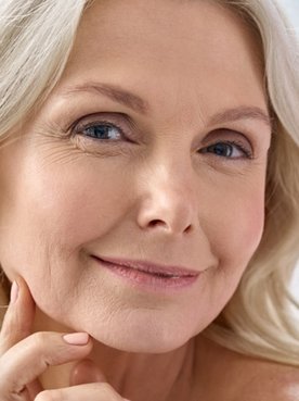 Descubra qual o melhor creme hidratante e preenchedor de olheiras e pés de galinha