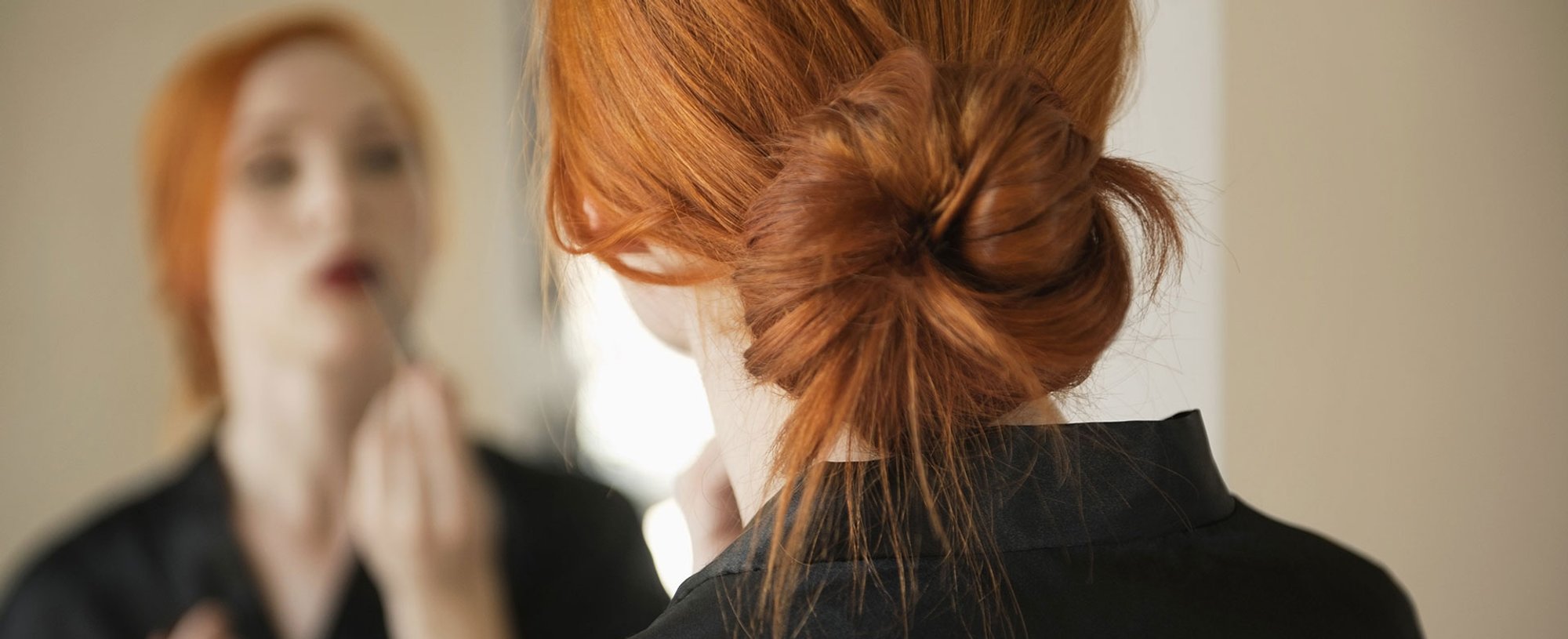 Mulher ruiva com cabelo com coque