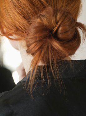 Mulher ruiva com cabelo com coque