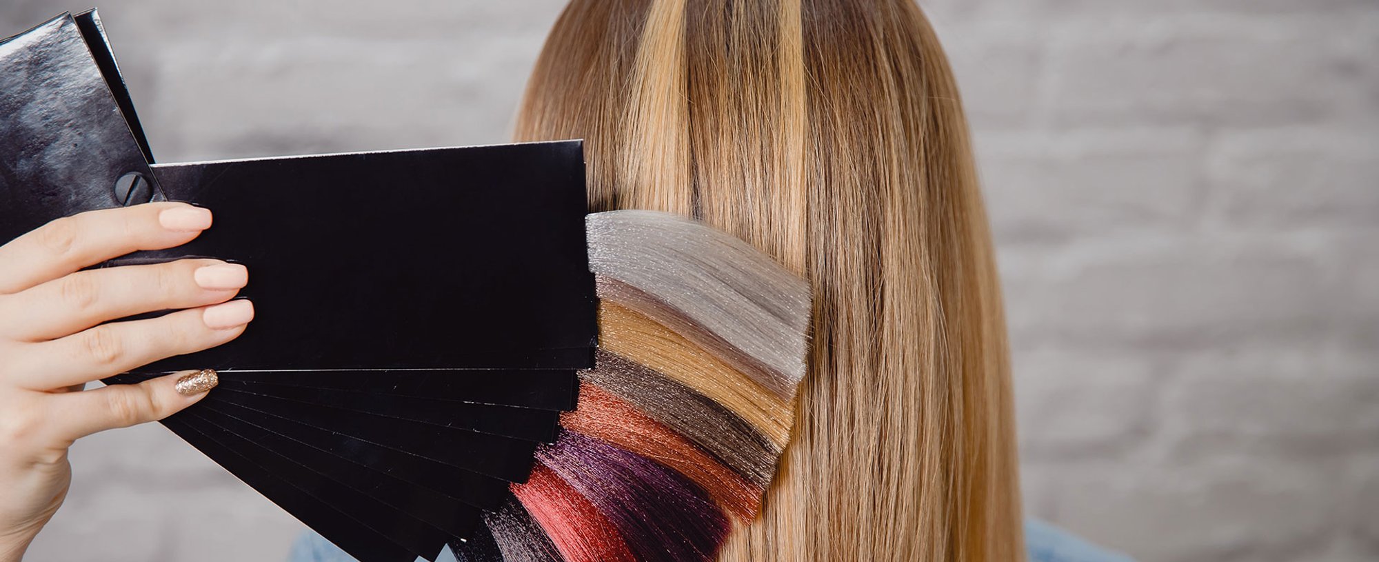 Mulher Loira De Costas E Ao Seu Lado Varias Madeixas Com Cores Diferentes